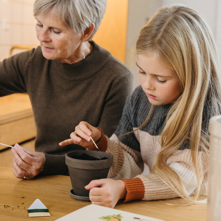 Noas Have - bedstemor og barnebarn sår frø i potte