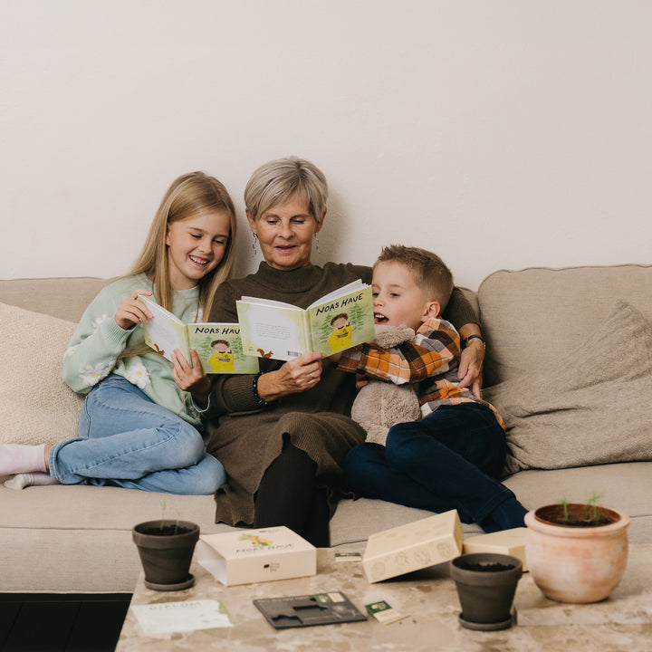 Noas Have - bedstemor læser højt for børnebørn i sofa
